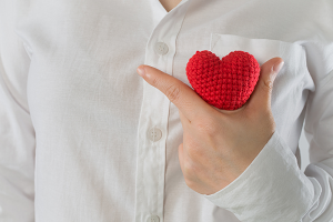 to wear one’s heart on one’s sleeve — не скрывать чувств, душа нараспашку